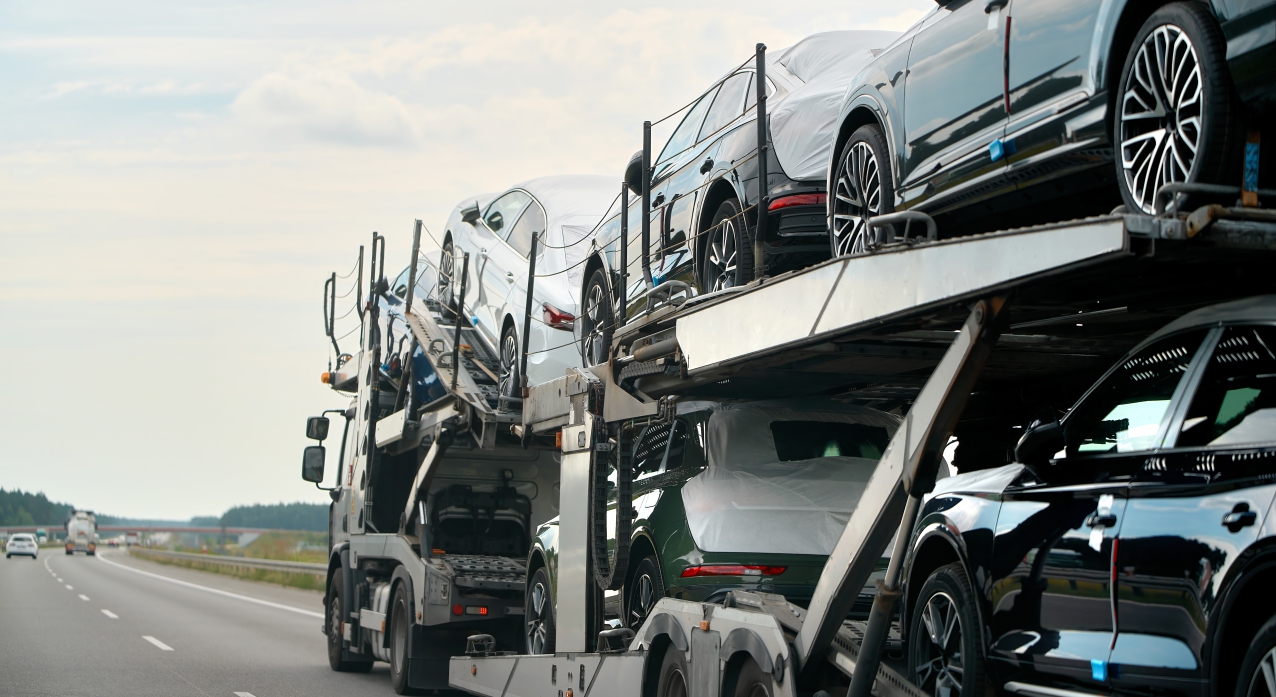 Profissional da Augeo Transportes realizando coleta de veículo na residência do cliente