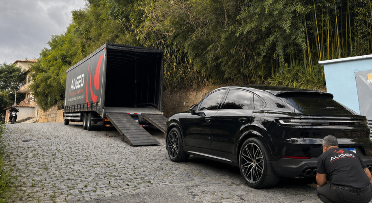 Carro de luxo em transporte por plataforma fechada sider com segurança